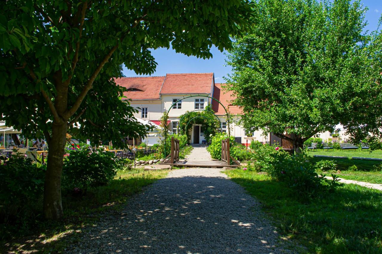 Vila Rozalia Garden Gate Avrig Bagian luar foto